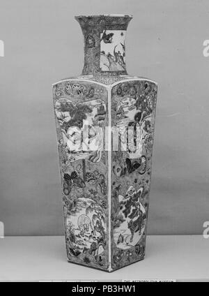 Vase mit Tieren und Fabelwesen. Kultur: China. Abmessungen: H 18 cm. (47,6 cm). Datum: Anfang des 18. Jahrhunderts. Porzellan gemalt mit Emails, in denen die Farbe grün dominiert werden häufig als die Famille Verte, auf die Schriften des 19.-Jahrhunderts französischer Sammler und Kenner Albert Jacquemart (1808-1875) klassifiziert. Es sollte darauf hingewiesen werden, dass die französischen Begriffe wie Famille Verte nur in westlichen und nicht in der chinesischen Gelehrsamkeit verwendet werden und werden daher hier nicht verwendet worden. Museum: Metropolitan Museum of Art, New York, USA. Stockfoto