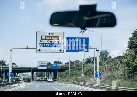 Portugal, Lissabon, 01. Mai 2018: Blick aus dem Auto auf die Straße, die von Lissabon, die zu der Stadt Setubal und Zeichen zeigt die Richtung des Verkehrs. Stockfoto