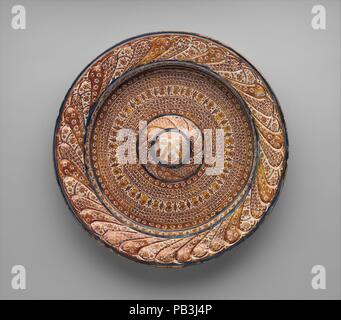 Deep Dish. Kultur: Spanisch. Abmessungen: Insgesamt: 3 1/8 x 19 1/8 in. (8 × 48,5 cm). Datum: Ende 15./Anfang des 16. Jahrhunderts. Museum: Metropolitan Museum of Art, New York, USA. Stockfoto