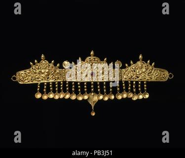 Diadem mit Kinnaris (Half-Bird, Half-Female Kreaturen). Kultur: Indien (Jammu und Kaschmir, alte Königreich von Kaschmir). Abmessungen: H.4 5/8 in. (11,8 cm); W. 11 1/8 in. (28,3 cm). Datum: 9. bis 10. Jahrhundert. Dieses dreiteilige repoussé Diadem ist ein seltenes Beispiel der frühen indischen Schmuck. Vier kinnaris - halb Vogel, halb weiblich celestial Zelebranten - das Design dominieren. Es war vermutlich in Kaschmir, die Beurteilung durch die Ähnlichkeit des kinnaris als die, die in der neunten Jahrhundert, Tempel von Avantisvamin an Avantipur, Kaschmir dargestellt. Museum: Metropolitan Museum of Art, New York, USA. Stockfoto