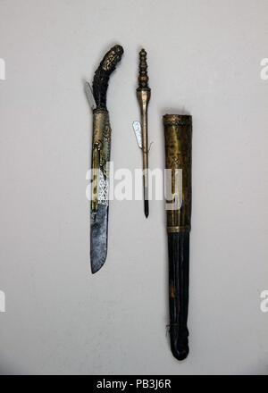 Messer (Piha Kaetta) mit Stift und Hülse. Kultur: Sri Lankan. Abmessungen: L. mit Scheide 12. (30,5 cm); L.ohne Ummantelung 8 9/16-in. (21,7 cm); W. 1 1/4 in. (3,2 cm); Wt. 2.9 oz. (82,2 g); Gew. der Ummantelung 1.3 oz. (36,9 g), Stift (C); H.6 5/16 in. (16 cm); Wt. 1.6 oz. (45,4). Datum: 18. bis 19. Jahrhundert. Museum: Metropolitan Museum of Art, New York, USA. Stockfoto