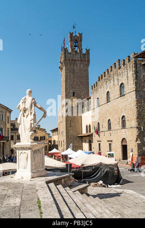 Eine Statue vor dem Palazzo communale, das Rathaus von der mittelalterlichen Stadt von Arezzo, Toskana, Italien Stockfoto