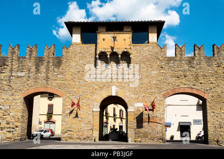 Porta Lorentino, dem Tor zur mittelalterlichen Altstadt von Arezzo, Toskana, Italien. Stockfoto