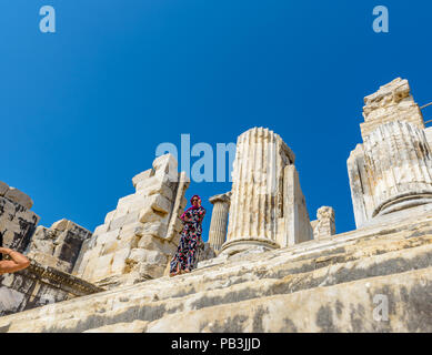 Nicht identifizierte Frau posiert für die Kamera auf die Schritte der Apollo Tempel in Didyma in Didim, Aydin, Türkei. 22. August 2017 Stockfoto