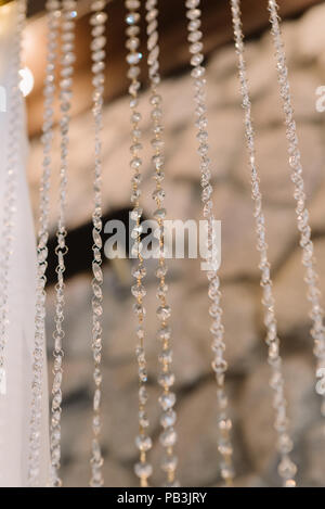 Transparente Kristalle in eine Hochzeit Dekor. Details einer festlichen Innenraum. Stockfoto