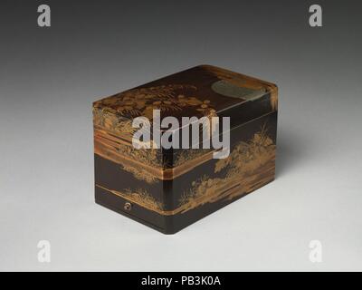 Schreibwaren Box mit Mond und Herbst Gräser. Kultur: Japan. Abmessungen: H. 5 3/4 in. (14,6 cm); W. 5 7/8 in. (14,9 cm); L.9 1/4 in. (23,5 cm). Datum: 18. Die fast unverständlich Bits mit Silberfolie und Pulver, dass die Kanten der wilde Gräser, Klee, Bush und Miscanthus soll die Reflexion der hellen Mondschein in einem Herbst Feld zu illustrieren. Auch in China gefunden, der Brauch der Holding Mond - Anzeigen von Parteien wird gedacht, in Japan begonnen haben, während der Heian-zeit (794-1185). Zusätzlich zu der Betrachtung der Harvest Moon, Willen, während für eine reiche ha Beten Stockfoto