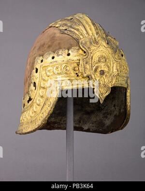 Sallet alla Veneziana. Kultur: Italienisch. Abmessungen: H 11. (27,94 cm); W. 8 5/16 in. (21,1 cm); D.10 3/4 in. (27,3 cm); Wt. 8 lb. 1 oz. (3655g). Datum: Ca. 1470; vergoldete Mounts, wahrscheinlich aufgenommen Anfang des 16. Jahrhunderts. In der vierzehnten und fünfzehnten Jahrhundert, Rüstung häufig mit Gewebe aus Spinnstoffen dekoriert war, vergoldetem Metall Applikationen und sogar Juwelen. Sallets bedeckt mit rotem Samt und mit vergoldeten Mounts dekoriert waren besonders beliebt in Venedig und fortgesetzt Im venezianischen Civic pageants bis weit in das 18. Jahrhundert getragen zu werden. Die Wappen an der Stirn, an diesem Beispiel ist, dass der Kap Stockfoto