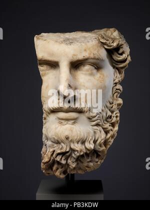 Marmor Porträt des Co-Kaiser Lucius Verus. Kultur: Roman. Abmessungen: H.14 cm. (36,8 cm). Datum: A.D. 161-169. Dieser fragmentarische Kopf kommt von eine lebensgroße Portraitbüste oder Statue des Lucius Verus, Co-Kaiser mit Marcus Aurelius (r. Chr. 161-180). Zu Beginn seiner Regierungszeit, Verus war im Osten an direkte militärische Operationen gegen die Parther, und obwohl der Krieg erfolgreich in A.D. 166 abgeschlossen wurde, seine Rückkehr Truppen brachte wieder die Pest, die das Imperium für mehrere Jahre danach verwüstet. Er ist ungünstig mit Marcus Aurelius im Vergleich mit dem Ancien Stockfoto