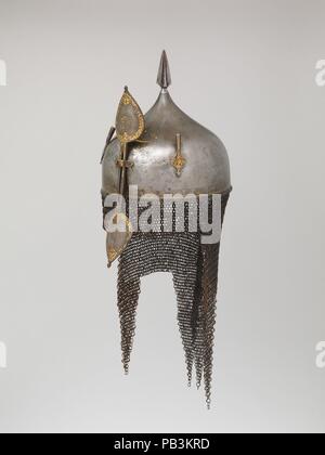 Helm. Kultur: Indisch, Deccan, möglicherweise Golconda. Abmessungen: H. einschließlich Mail 24. (61 cm); H. einschließlich nasale 13 1/4 in. (33,7 cm); H. ohne Mail und nasale 9. (22,9 cm); W. 9. (22,9 cm); D.11 1/4 in. (28,6 cm); Wt. 3 lb. 12 oz. (1701 g). Datum: 17.-18.Jahrhundert. Der Helm ist mit koranischen Inschriften, einschließlich (Koran 61:13), "Hilfe von Allah und einen schnellen Sieg eingerichtet." Im 19. Jahrhundert gehörte es zu Aldolphe Goupil, Schwiegervater des Malers Jean-Leon Gérôme (1824-1904). Es erscheint in gérôme's Malerei 1869 Un-marchand d'armes au Caire. Museum: Metropoli Stockfoto