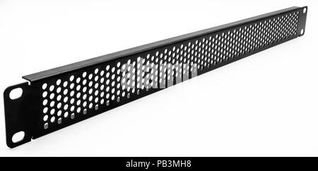 Isolierte Abbildung einer perforierten Frontpartie mit Kühlgitter, die an einem Supercomputer mit Rackmontage verwendet wird, um den Luftstrom zu unterstützen und die Wärmeentwicklung zu reduzieren. Stockfoto