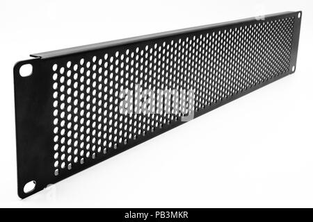 Isolierte Abbildung einer perforierten Frontpartie mit Kühlgitter, die an einem Supercomputer mit Rackmontage verwendet wird, um den Luftstrom zu unterstützen und die Wärmeentwicklung zu reduzieren. Stockfoto