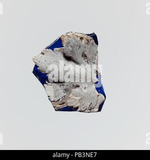Glas cameo Fragment. Kultur: Roman. Abmessungen: H.: 2 1/16-in. (5.3 cm). Datum: Ende 1.Jh. v. Chr. - Mitte des 1. nachchristlichen Jahrhundert. Transluzente Kobaltblau mit Overlay im Deckweiß. Fragment des zylindrischen Körper mit konkav geschwungene Seite. Im Außenbereich, in tiefem Relief in Weiß eine große Weinblatt, detailgetreu geschnitzten, Adern und Textur der Blattoberfläche. Gebrochen an allen Seiten mit verwitterten Kanten; Mattierung, Vertiefungen der Oberfläche blasen, einige brillante Schillern und dicken, cremigen braun Verwitterung auf weißem Overlay. Rotary Schleifspuren auf Interieur. Museum: Metropolitan Museum der Kunst, Neue Stockfoto