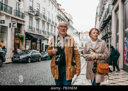 Portugal, Lissabon, 01. Mai 2018: Ein älteres Ehepaar von europäischen Touristen, um die Stadt zu Fuß zu erkunden. Stockfoto