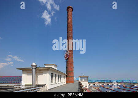 Terrassen der Wolle Werk Ermenegildo Zegna und der historischen Kamin mit der Marke, Trivero, Biella, Piemont, Italien, Europa Stockfoto