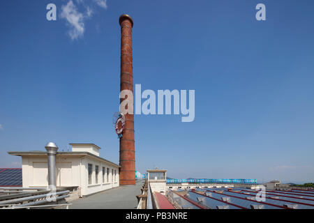 Terrassen der Wolle Werk Ermenegildo Zegna und der historischen Kamin mit der Marke, Trivero, Biella, Piemont, Italien, Europa Stockfoto