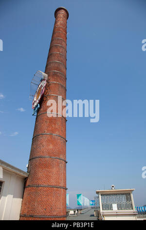 Historische Schornstein der Fabrik Wolle Ermenegildo Zegna mit der Marke, Trivero, Biella, Piemont, Italien, Europa Stockfoto