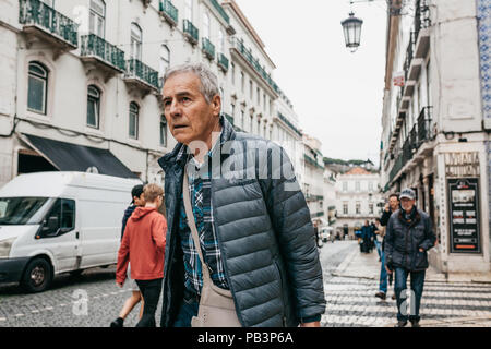 Portugal, Lissabon, 01. Mai 2018: Eine ältere müde Mann, ein Anwohner Spaziergänge entlang einer Fußgängerzone oder Straße der Stadt. Stockfoto