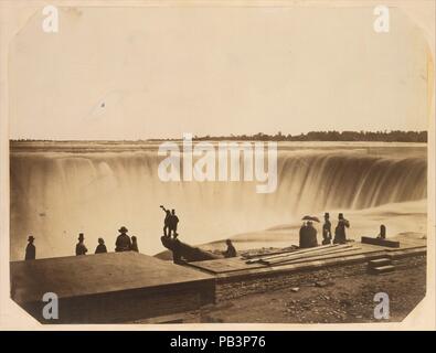 Niagara Falls. Artist: Möglicherweise von Silas A. Holmes (American, 1820-1886). Abmessungen: 30,5 x 40,4 cm (12 x 15 cm. ) Unregelmäßig. Datum: Ca. 1855. Diese Studie von den Niagara Fällen strebt die Erhabene selbst, wie es in der Arbeitswelt der Besucher in einem beliebten Wahrzeichen geerdet ist. Der View wird aus Tabelle Rock auf der kanadischen Seite der Wasserfälle und kann von Silas A. Holmes, einem beliebten New Yorker Fotografen von Landmarken für die Touristen gemacht wurden. Museum: Metropolitan Museum of Art, New York, USA. Stockfoto