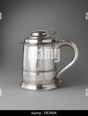 Tankard. Kultur: Britische, Exeter. Abmessungen: 8 3/4 x 8 5/8 in. (22,2 × 21,9 cm). Schöpfer: John elston. Datum: 1720-21. Museum: Metropolitan Museum of Art, New York, USA. Stockfoto