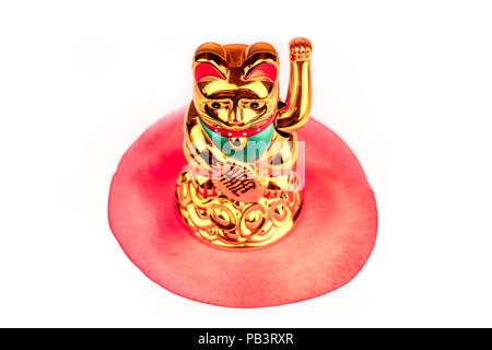 Maneki Neko, Japanisch lucky Beckoning Cat-Figur, auf Weiß mit der Flagge von Japan Stockfoto