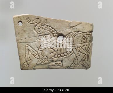 Eingeschnittenen Möbel Plakette mit einer knienden Stier. Kultur: Assur. Abmessungen: 1,54 x 2,13 x 0,16 in. (3,91 x 5,41 x 0,41 cm). Datum: Ca. 9.-8. vorchristlichen Jahrhundert. Dieses Trapez Plakette wurde in einem Zimmer, das als Teil der Royal Residency am Fort Salmanassar, eine königliche Gebäude an Nimrud, die wahrscheinlich benutzt wurde Tribut und Beute durch die Assyrer erfasst, während die militärische Kampagne zu speichern identifiziert wurde gefunden. Elfenbein mit eingeschnittenen Dekoration wie diese haben zu einer assyrischen Stil ähnlich wie die großen Reliefs an den Wänden des Nordwestens Palace zugeschrieben worden. Die knienden Stieres dargestellt Stockfoto