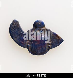 Amulett des geflügelten Skarabäus mit Falcon Kopf. Abmessungen: H. W. 3.1 × 4.8 cm (1 1/4 x 1 7/8 in.). Datum: 525-30 BC. Beginnend in den späten Periode später an über die Ptolemäische Periode, eine Art Glas Amulett, indem Sie das Glas in einem flachen, offenen Form erscheint. Die Rückseite war hart links und die amulette können "Kammsatzeffekt", weil Glas der Schimmel um die Kanten übergelaufen. Die früheren Amulette sind monochrom, bi- oder Cognac Amulette ergänzen das Repertoire während der Ptolemäerzeit. Einige der Amulette kann gezielt auf Zauber des Buches der Toten gebunden werden - beispielsweise, Acc. Stockfoto