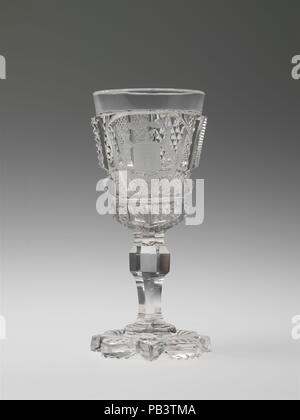 Wineglass. Kultur: American. Abmessungen: H.5. (12,7 cm). Schöpfer: Dorflinger Glas Werke (1865-1881). Datum: 1876. Dieser Wein Glas ist einer von 38 und einem passenden Dekanter durch die dorflinger Glass Company für die Centennial Exhibition 1876 in Philadelphia, für die das Unternehmen ein Zertifikat über die Auszeichnung erhalten. Museum: Metropolitan Museum of Art, New York, USA. Stockfoto