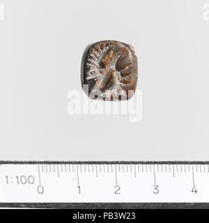 Steatit dreieckige Prisma. Kultur: Minoan. Abmessungen: L 1,3 cm; W. von jeder Seite 1. 3 cm. Datum: Ca. 2400-1900 v. Chr.. Mann (?) mit Träger Pol; abstrakte Motiv. Zusammengesetzte Monster (?). Museum: Metropolitan Museum of Art, New York, USA. Stockfoto