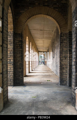 Die Kolonnade in Brompton Friedhof, London, England, UK, Europa. Stockfoto