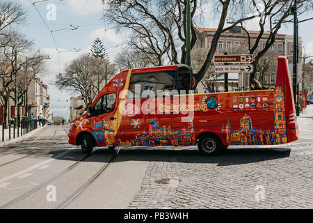 Portugal, Lissabon, 01. Mai 2018: ein traditionelles rotes Tourist Bus fährt entlang der Straße der Stadt. Unterhaltung der Touristen und Sightseeing. Stockfoto