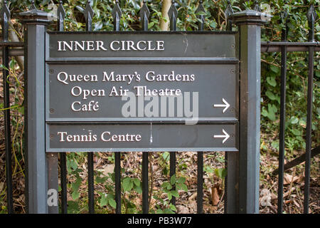 Ein Zeichen im Hyde Park Punkte zu Queen Mary's Gardens und das Tennis Center. Stockfoto