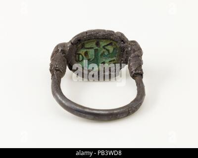 Skarabäus Finger Ring bezeichnet "Gottesgemahlin Hatschepsut'. Abmessungen: Ring: w. 2,4 cm (2,4 cm); l. Mit der Einstellung, 2,7 cm (1 1/16 in.); h. 1,3 cm (1/2 Zoll) Scarab: l. 1,4 cm (9/16 in); w. 1,2 cm (1/2 Zoll); Th. 0,7 cm (1/4 Zoll). Dynastie: Dynasty 18. Herrschaft: gemeinsame Herrschaft von Hatschepsut und Thutmosis III. Datum: Ca. 1479-1458 v. Chr.. Dieser Ring ist typisch in der Form für Neues Reich Ringe mit einem montierten skarabäus. Die Inschrift nennt die "Gottesgemahlin" Hatschepsut. Es war auf dem dritten Finger der linken Hand eines Mannes entdeckt. Museum: Metropolitan Museum of Art, New York, USA. Stockfoto