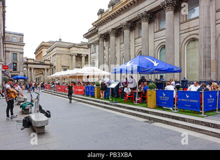 Die soziale auf dem Platz im Freien außerhalb Restaurant und Cafe in Royal Exchange Square Glasgow Schottland Großbritannien Stockfoto