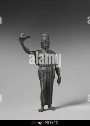 Bronze Statue der Athene fliegen ihre Eule. Kultur: Griechisch. Abmessungen: H.5 15/16 in. (15 cm). Datum: Ca. 460 v. Chr.. Eulen von einem Typ, der immer noch über die Akropolis von Athen huschen sehen kann, wurden mit Athena, deren Heiligtum auf den felsigen Plateau verbunden war. Seit Jahrhunderten, das Prinzip der Prägung von Athen zeigte den Kopf der Athene auf der einen Seite und eine Eule auf der anderen. Hier die Göttin steht entspannt, bereit, den Vogel fliegen zu lassen. Museum: Metropolitan Museum of Art, New York, USA. Stockfoto