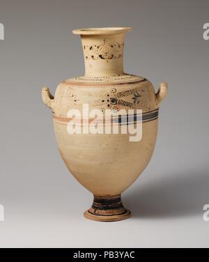 Terrakotta Hadra hydria (jar). Kultur: Griechisch, Ptolemäischen, Kretische. Abmessungen: h. 17 5/8 Zoll (44,8 cm); d. 9 7/8 in (25,1 cm). Datum: Ca. 213 v. Chr.. Eingeschrieben' Theudotos" Der relativ festen Datum Dieser hydria durch die enge stilistische Beziehung zu hydria 90.9.29 (in Fall 9 des Römischen Hofes), die eine sicher datierte Inschrift vorgesehen ist. Die Schiffe werden von den gleichen Künstler zu, da beide verfügen über die dekorative Kombination von schraffierte diagonale Streifen mit einem 4-blättrige Rosette und gepunktete Rosetten umrahmt von seitlich palmette Wedel. Museum: Metropolitan Museum Stockfoto