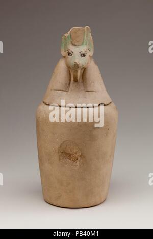 Canopic Jar, die die Gottheit Duamutef. Abmessungen: H 31 cm (12 1/4 in); Durchm. 13,5 cm (5 5/16 in.). Dynastie: Dynasty 18-20. Datum: Ca. 1550-1070 v. Chr.. Kanopen wurden gemacht, um die inneren Organe, die bei der mumifizierung wurden entfernt zu halten. Diese canopic jar, mit der Falcon-Deckel geleitet, wahrscheinlich hielt die Magen und wurde unter dem Schutz des Gottes Duamutef, einer der vier Söhne des Horus. Die anderen drei Gläser des Sets sind 12.183.1a-c. Museum: Metropolitan Museum of Art, New York, USA. Stockfoto