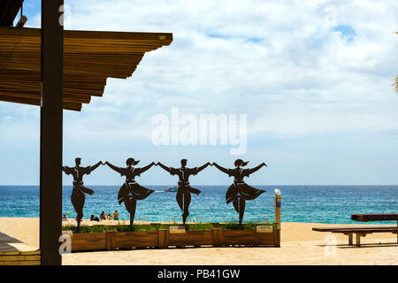 Blanes, Spanien - 30. Mai, 2018: Denkmal für Sardana. Skulpturalen Komposition mit tanzenden Menschen. Meer mit Sandstrand. Architektur der Spanischen Strand r Stockfoto