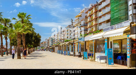 Blanes, Spanien - 30. Mai, 2018: Fußgängerzone mit Palmen, Cafés und Restaurants. Architektur der Spanischen beach resort Blanes im Sommer. Stockfoto