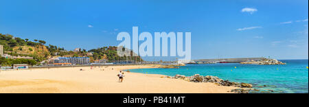 Blanes, Spanien - 30. Mai, 2018: die Küste von Sandstrand und Architektur der Spanischen beach resort Blanes im Sommer. Costa Brava in Katalonien. Blick auf seap Stockfoto