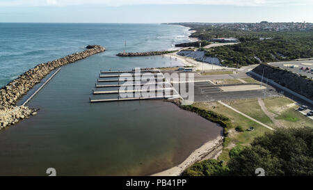 Luftaufnahme Ocean Reef Yacht Hafen Perth Western Australia Meer Küste Wellen auf Ufer und Stand Up Paddle Boarder hinter Sea Wall Stockfoto