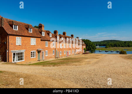 Der Buckler hart Hampshire England Juli 23, 2018 Georgische Cottages am ehemaligen Schiffbau Weiler, daß Schiffe für Nelsons Flotte gebaut. Stockfoto