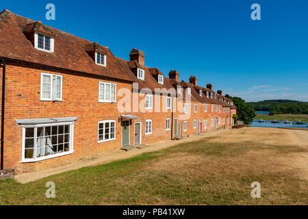 Der Buckler hart Hampshire England Juli 23, 2018 Georgische Cottages am ehemaligen Schiffbau Weiler, daß Schiffe für Nelsons Flotte gebaut. Stockfoto