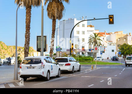 Blanes, Spanien - 30. Mai, 2018: weißes Taxi Autos sind in einem speziellen Parkplatz vor der Ampel geparkt. Architektur der Spanischen Beach Resort Stockfoto