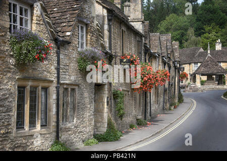 Krieg Pferd Lage - Market Cross, Castle Combe, Wiltshire Stockfoto