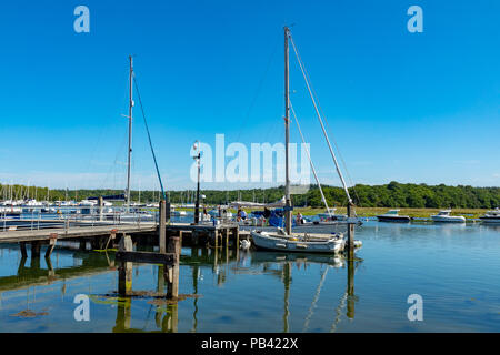 Der Buckler hart Hampshire England Juli 23, 2018 Boote auf dem Beaulieu River Stockfoto