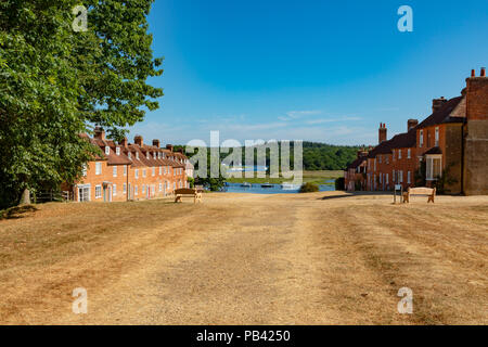 Der Buckler hart Hampshire England Juli 23, 2018 Georgische Cottages am ehemaligen Schiffbau Weiler, daß Schiffe für Nelsons Flotte gebaut. Stockfoto