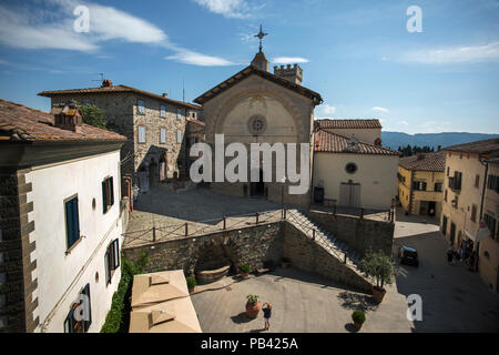 Radda in Chianti, Toskana, Italien. Juni 2018 Propositura di San Niccolò auf Piazza Francesco Ferrucci. Vom Palazzo del Podestà fotografiert. Stockfoto