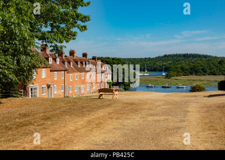 Der Buckler hart Hampshire England Juli 23, 2018 Georgische Cottages am ehemaligen Schiffbau Weiler, daß Schiffe für Nelsons Flotte gebaut. Stockfoto