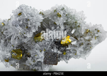 Pyrit und Bleiglanz durch Quarz, natürliche Crystal absorbiert, Close-up Stockfoto