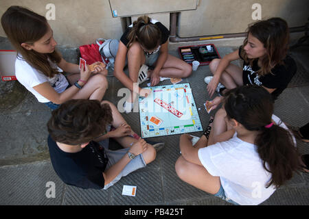 Radda in Chianti, Toskana, Italien. Juni 2018 Kinder spielen ein Spiel der Italienischen Monopol Stockfoto